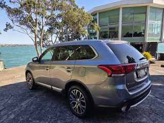 2015 Mitsubishi Outlander VRX 4WD 7 Seat, photo 3